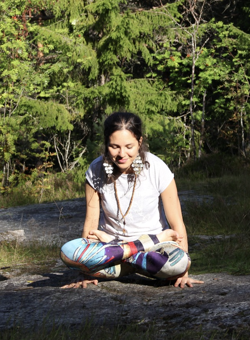 Karina Córdoba meditando en loto en el bosque