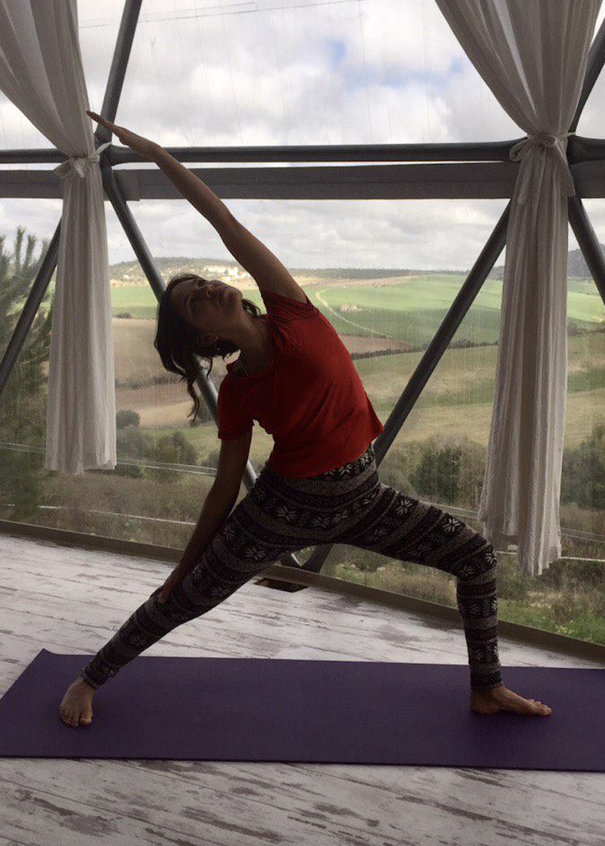 Karina Córdoba practicando yoga en el domo